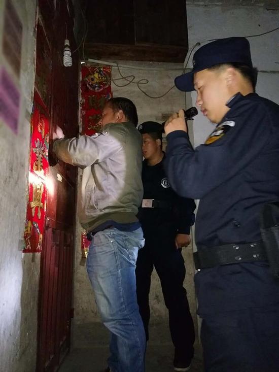 南通粗心妈妈误将幼女锁家中 